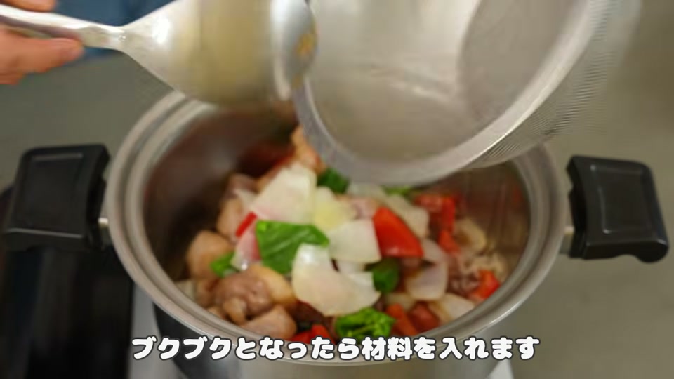 具材を戻し入れてタレと絡める場面