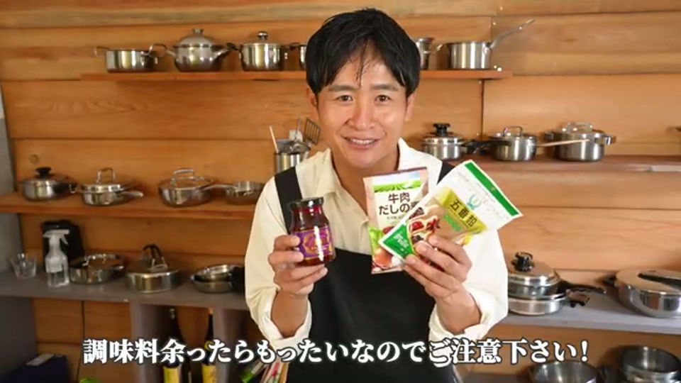 調味料と水、牛乳を鍋に入れる配合の様子