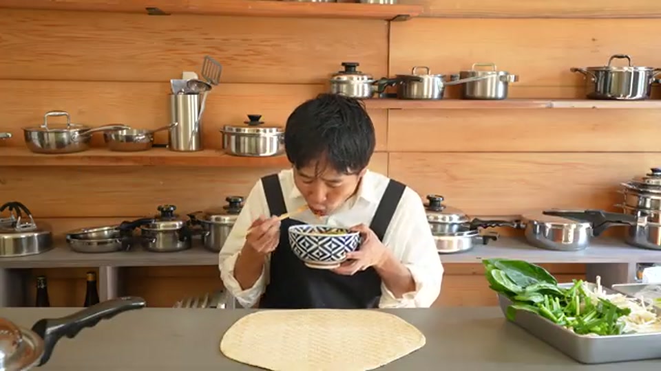 出来上がったスープと具材の試食シーン