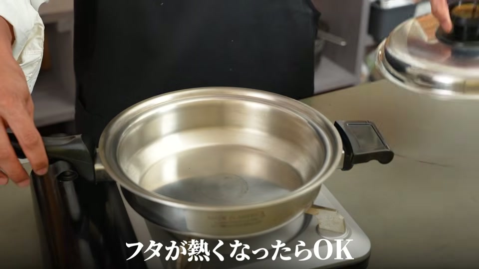 熱したスキレットにごま油を引く