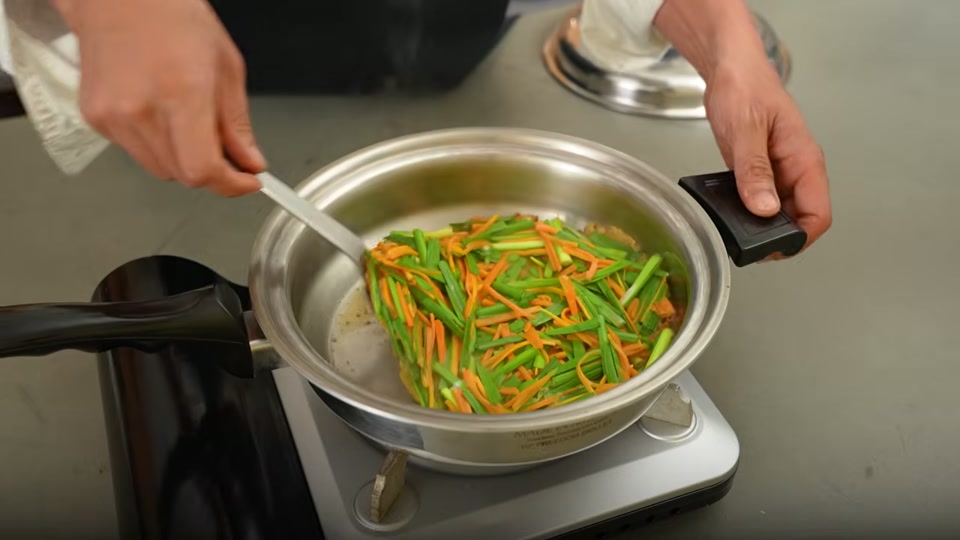生地をひっくり返し裏面も蒸し焼き
