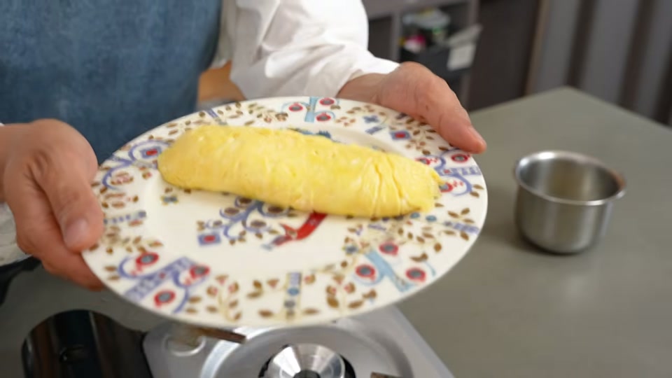ラップを使って綺麗にオムレツを整形
