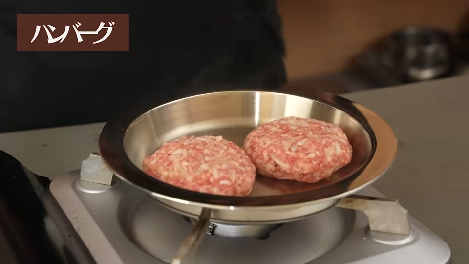 ハンバーグを焼き上げる調理テスト