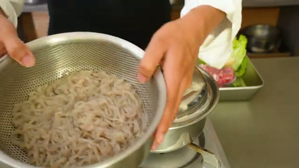 こんにゃくを水から茹でて下処理するシーン