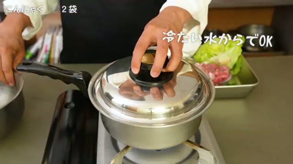 生食用の人参を細切りにするシーン