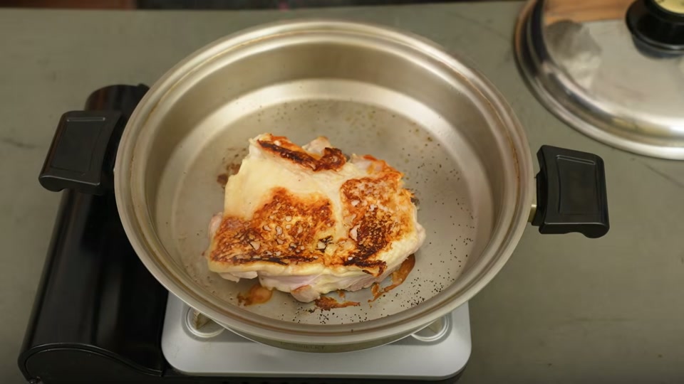 鶏の脂を白ネギに吸わせて炒めるシーン