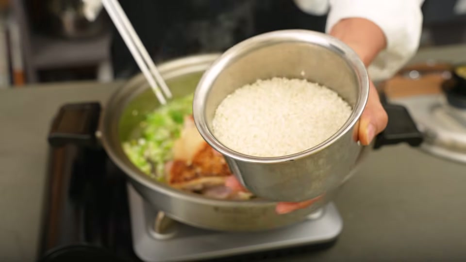 生のお米と出汁・水を投入するシーン