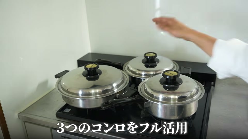 手羽先と調味料を鍋に入れて火にかけるシーン