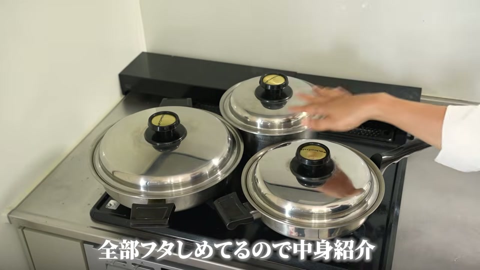 3つのコンロで同時にほったらかし調理している場面