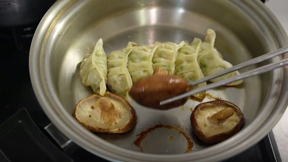 焦げ付かずにスルッと取れる綺麗な焼き餃子の完成シーン