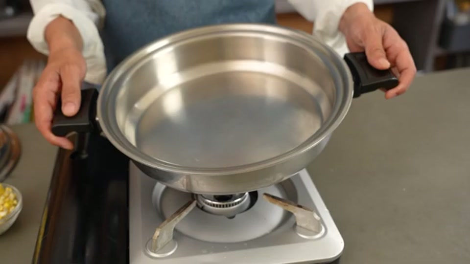 ステンレス鍋に材料を投入する開始時