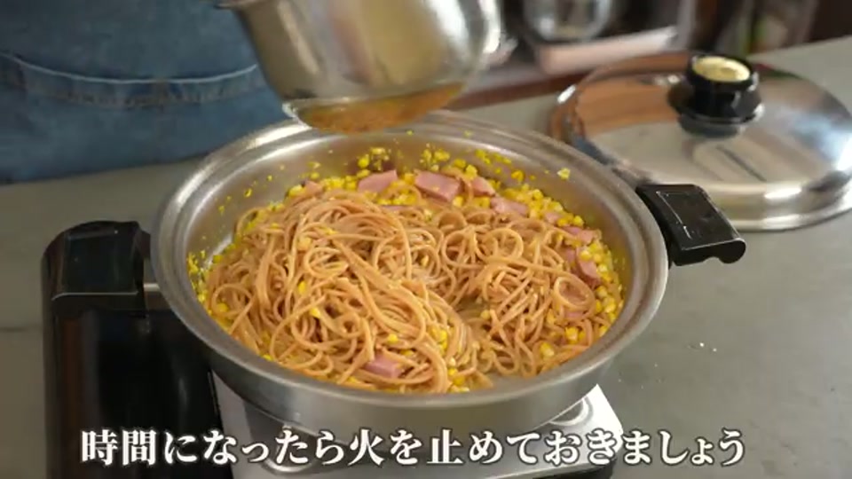 ソースを加えて余熱で仕上げる様子