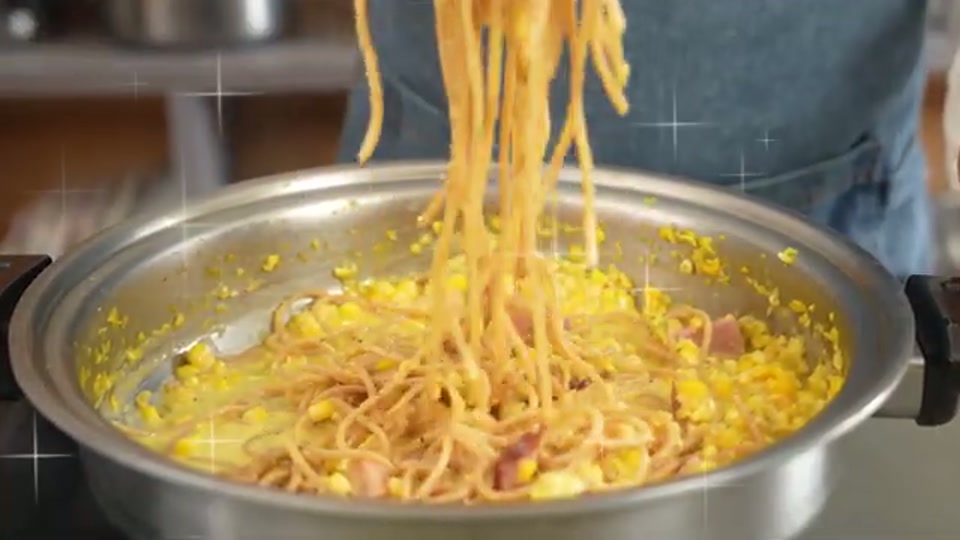 完成したパスタの盛り付けシーン