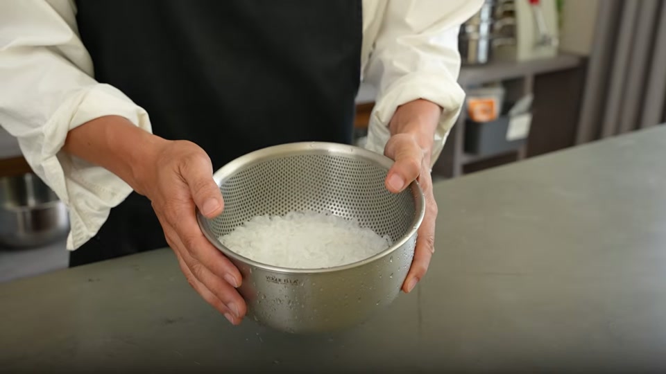 糸こんにゃくを水で洗い水切りする下準備