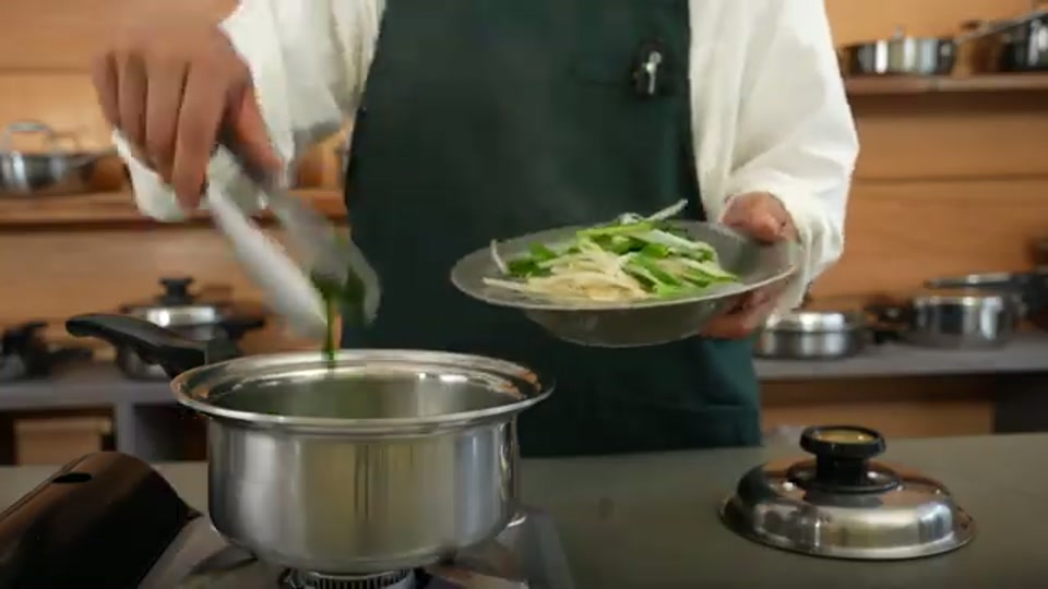 完成した鮮やかな緑の温野菜