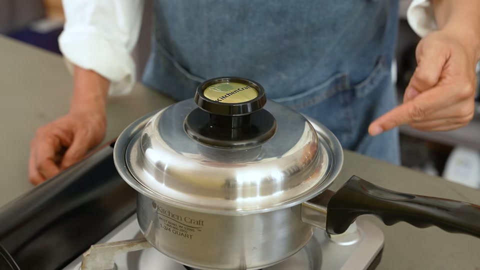 蒸気が出たら弱火にして10分加熱する