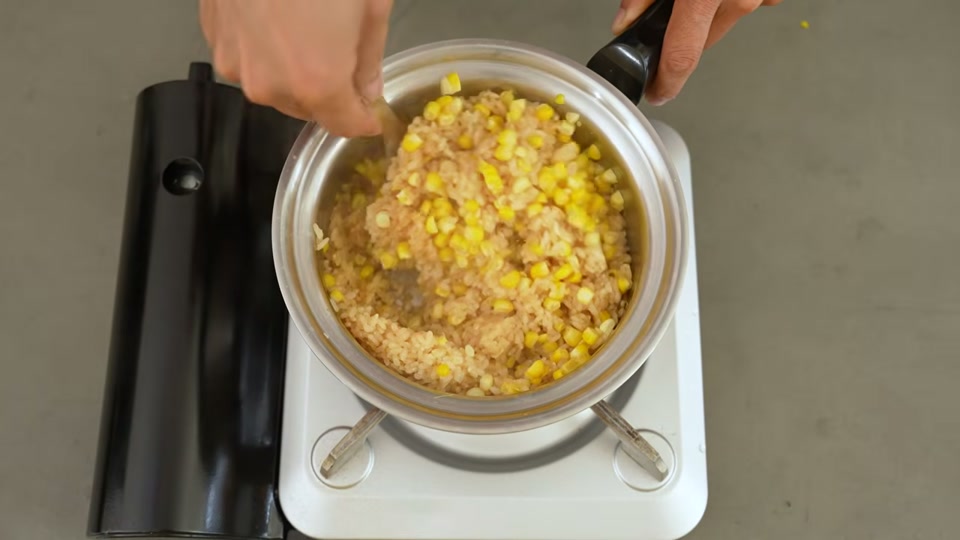 仕上げにバターを乗せて蒸気の熱で溶かす