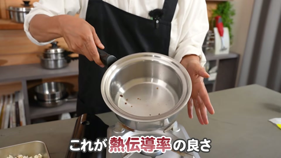 鍋に白砂糖を入れて加熱溶かす場面