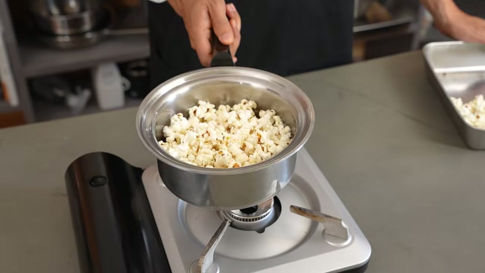 溶けた砂糖にポップコーンを絡める