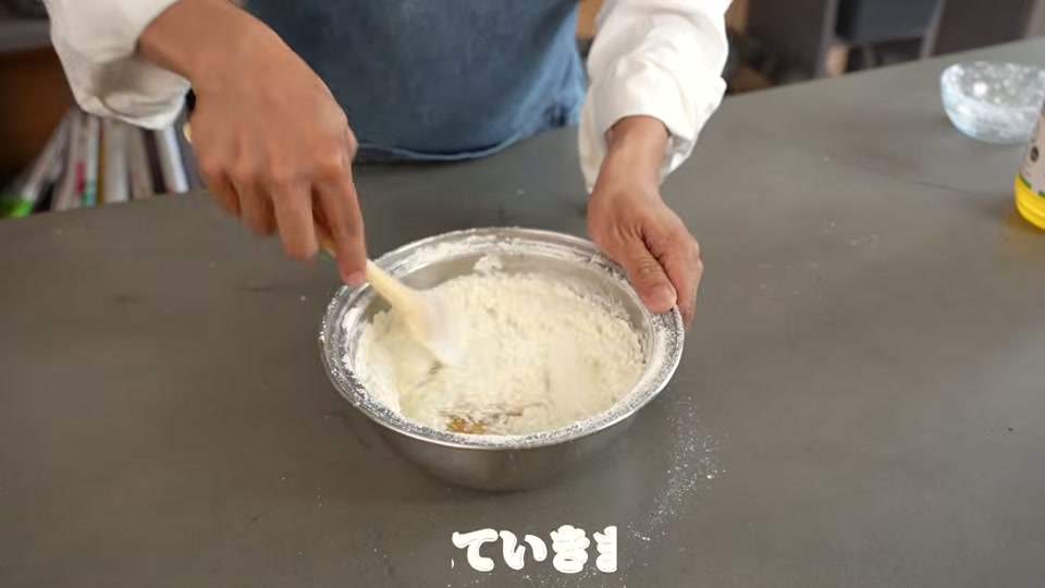 生地をひとつにこねてまとめる場面