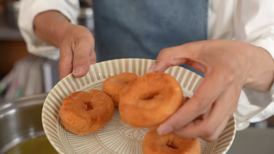 油が染み込んでいない断面を見せる場面
