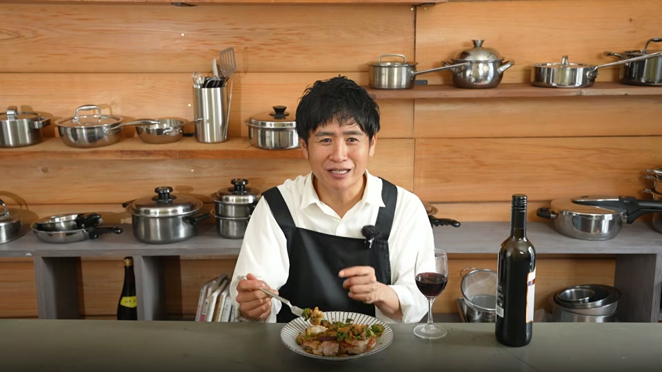 鶏肉とあさりを一緒に一口で試食する場面